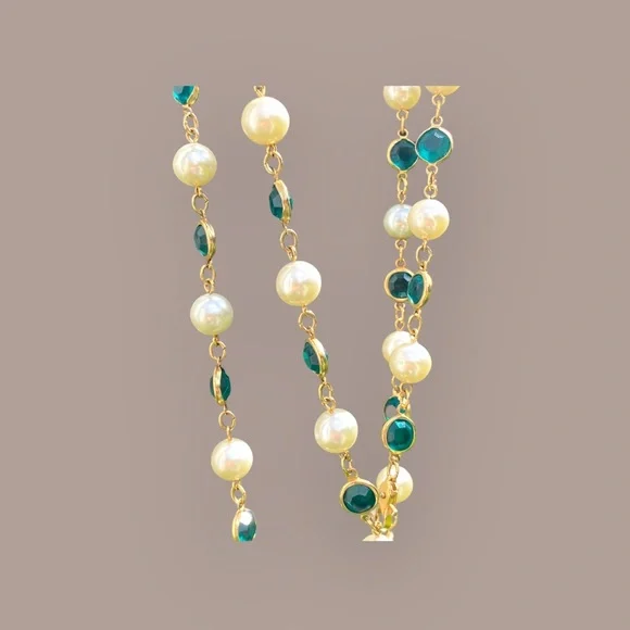 Bellagio 1990s Green Bezel Crystal Necklace - Picture 3 of 5